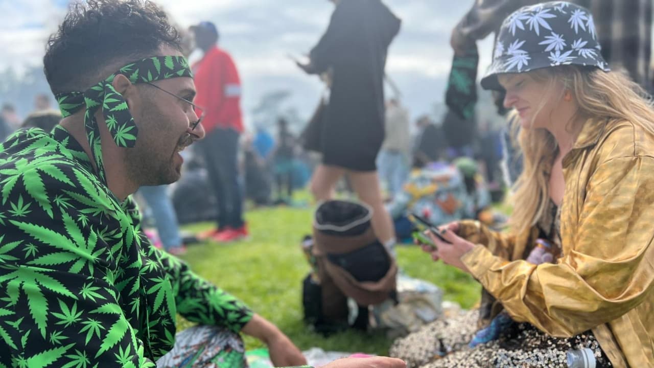 “Es la primera vez que se puede vender cannabis, estamos todos aquí promoviendo nuestras compañías”, dijo Ricky.
<br>