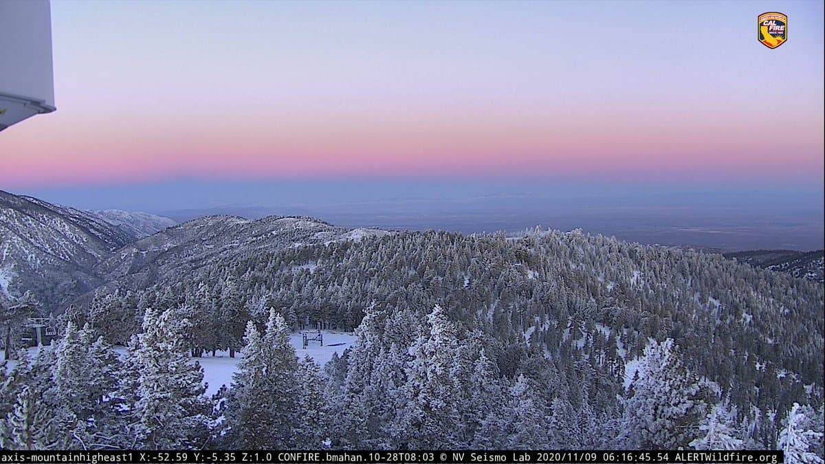 Esta imagen la compartió la agencia CalFire durante el fin de semana mostrando el escenario en el pico de Mountain High en el amanecer de este lunes. La agencia también invita quienes viven en zona de montaña compartan sus fotos de la nevada del fin de semana.
