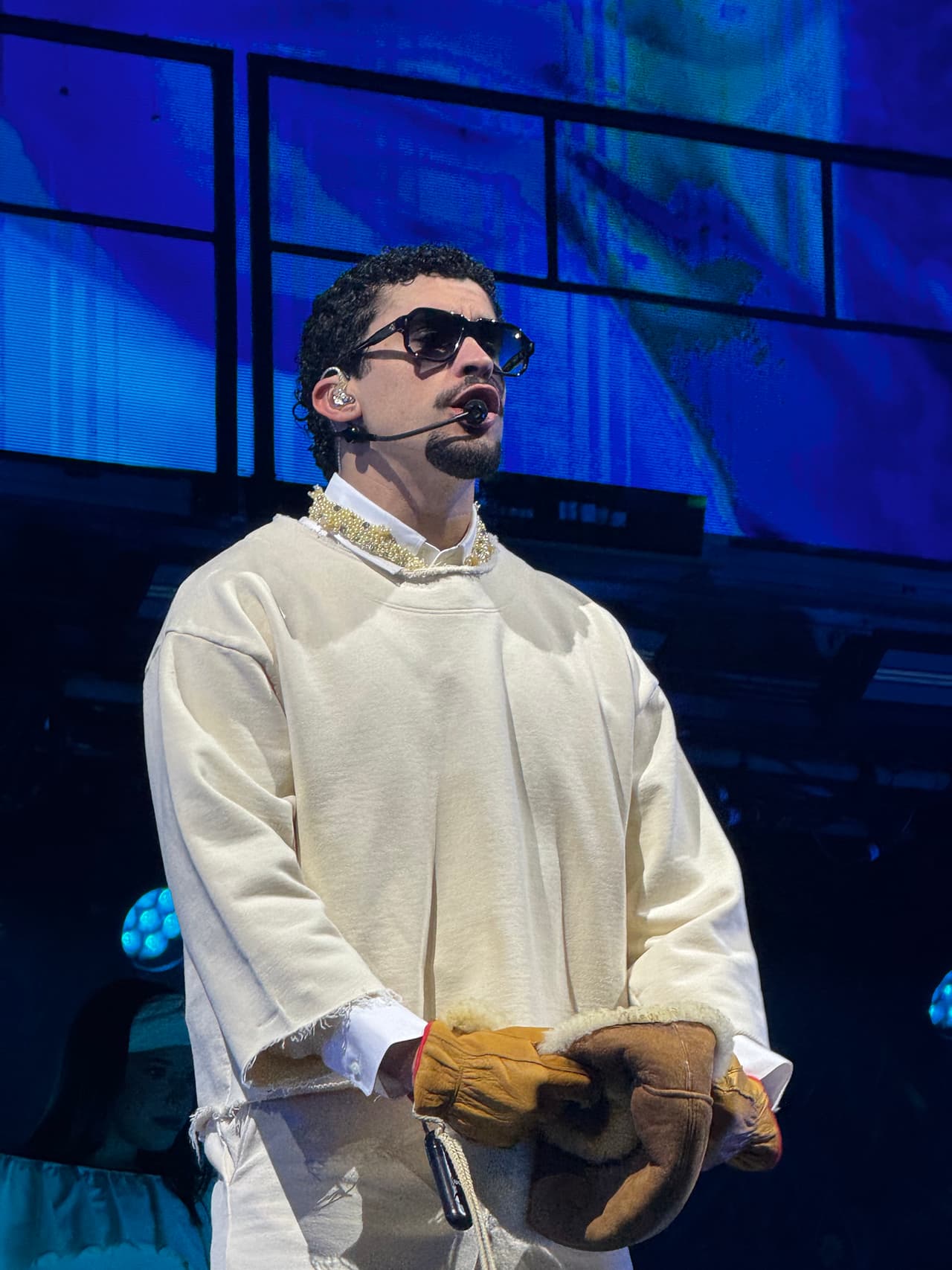 <b>En enero de 2025</b>, Bad Bunny, entonces 
<b>el más escuchado</b> en las plataformas de 'streaming' como 
<b>Spotify y Apple Music</b>, con su producción 
<b>'Debí tirar más fotos',</b> vendió en cuatro horas, 
<b>400,000 boletos</b> para 
<b><a href="https://www.univision.com/local/puerto-rico-wlii/bad-bunny-en-puerto-rico-su-residencia-mueve-a-turistas-y-la-economia-fotos" target="_blank">su residencia 'No me quiero ir de aquí', en San Juan, Puerto Rico</a></b>. 
<br>Inicialmente eran 21 conciertos, pero los extendió a 30 
<b>-iniciando el 11 de julio y culminando el 14 de septiembre-</b> inyectando casi $200 millones a la economía de la isla, según un estudio de la
<b> organización Discover Puerto Rico</b>.