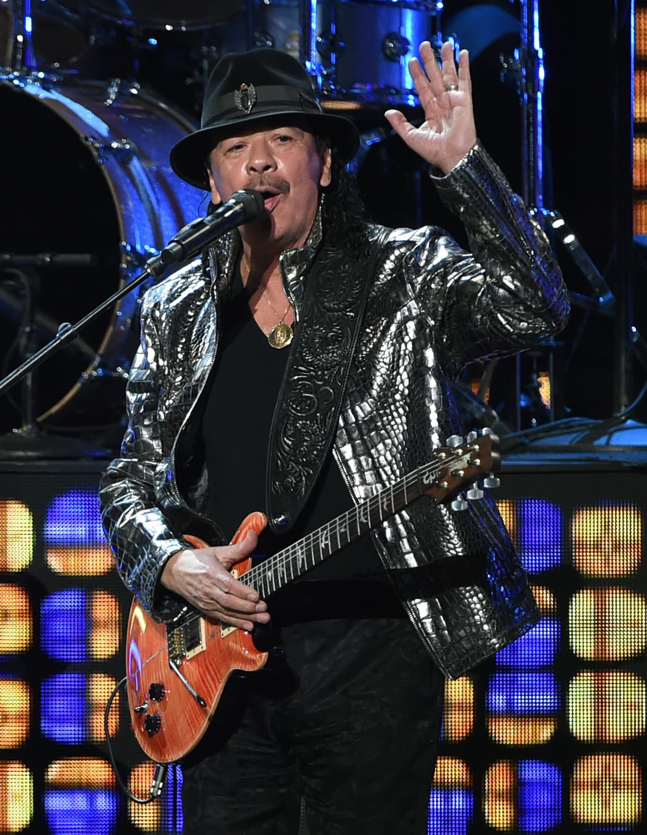 Esto lo llevó a caer en las drogas y estar por años deprimido. Con ayuda de terapia y su música, el guitarrista salió adelante.