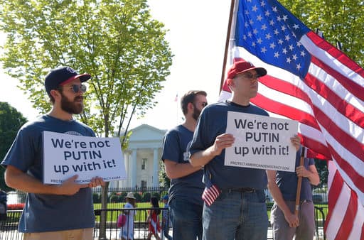 Algunos de los manifestantes le pidieron a Trump tomar medidas contra la interferencia de Moscú en las elecciones estadounidenses.
