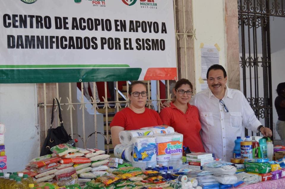 El cantante de banda sí se tomó la foto, pero luego de llegar con su aportación y estar presente en uno de los centros de acopio de su tierra natal.