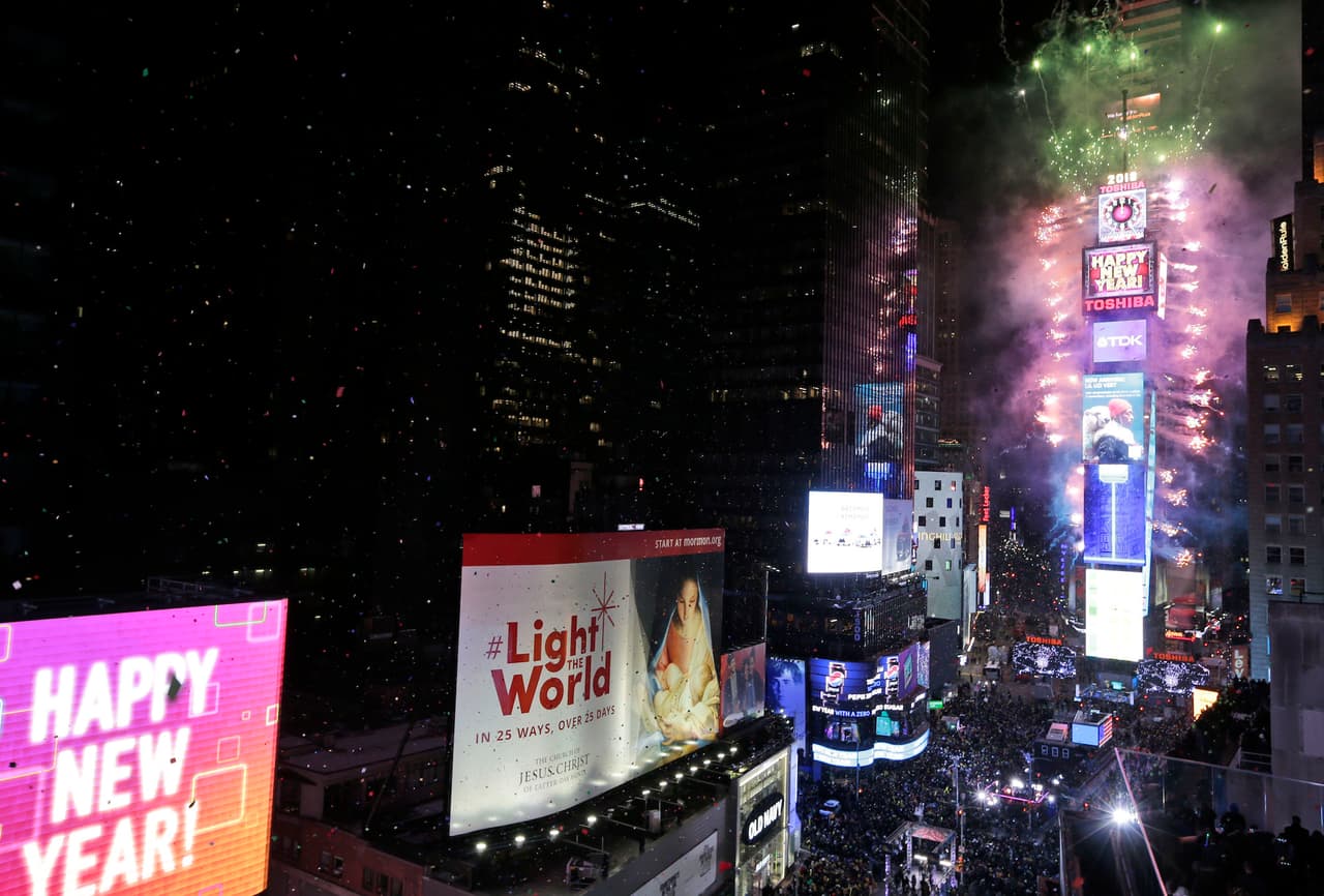 A las 00:00 del 1º de enero de 2018 estallan los fuegos artificiales en el Times Square de Nuevas York, que nuestra el mensaje de Feliz Año Nuevo en sus pantallas.