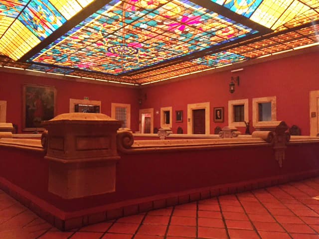 El vitral que narra el periodista.