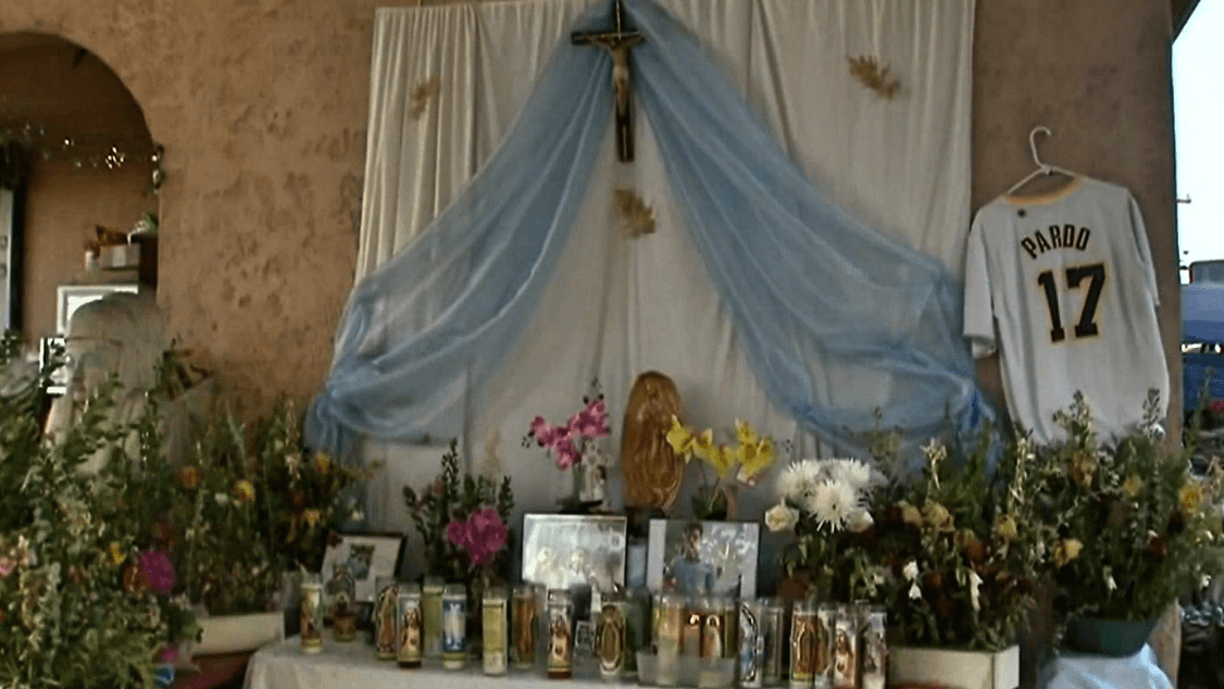 El altar en el que todos los días rezaban por los primos desaparecidos.