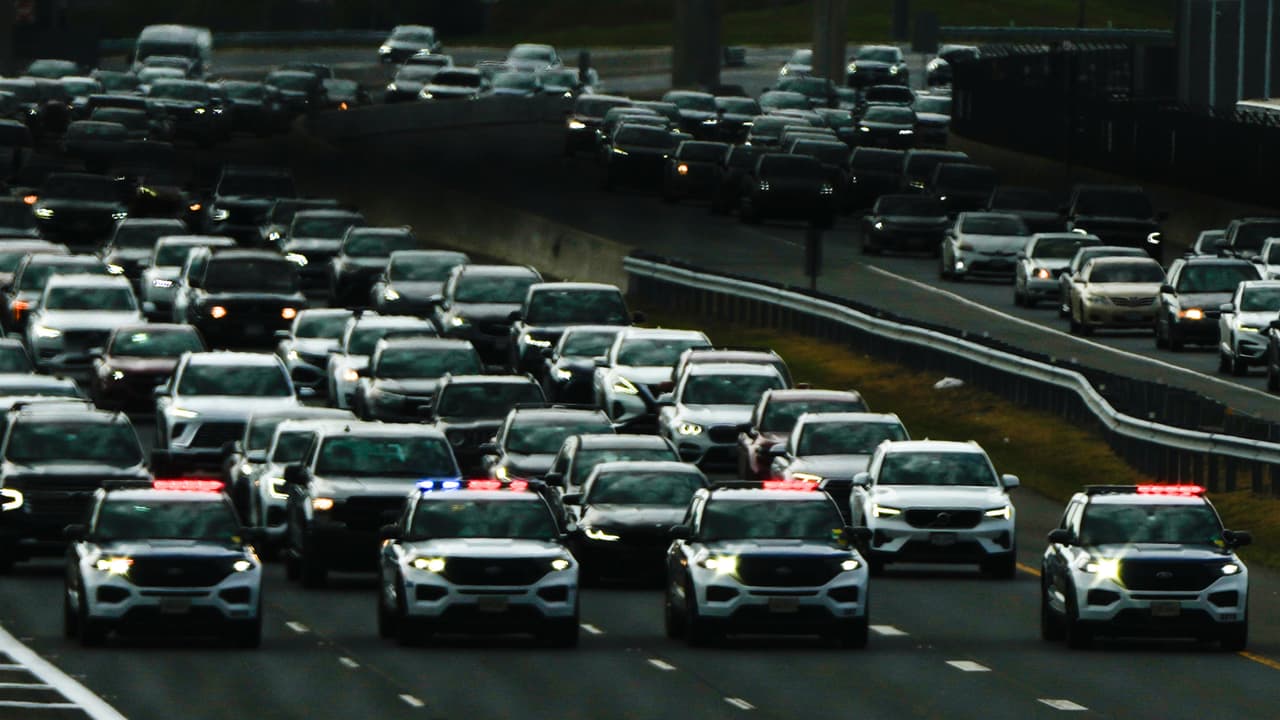 Apuñalamiento múltiple y disparos tras incidente de tránsito en Fairfax; hay muertos y heridos