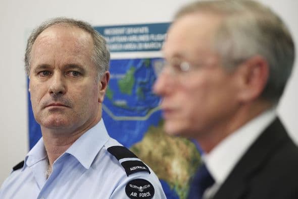 Horas antes, funcionarios australianos habían declarado al Parlamento sobre los objetos y anunció el envío de una aeronave de búsqueda Orion.