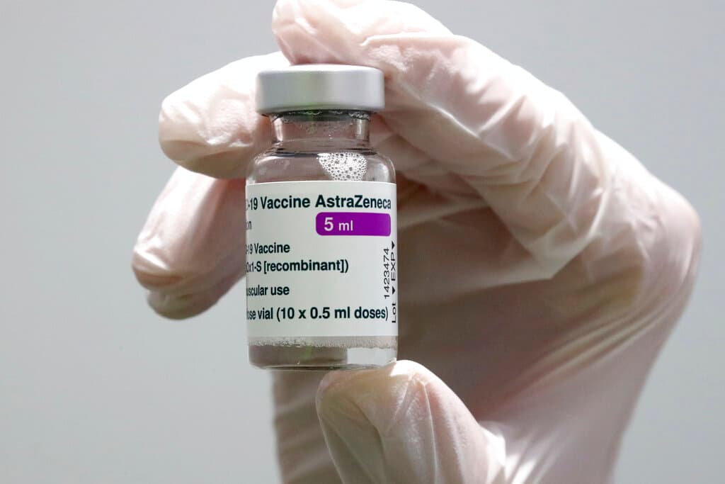 Un enfermero prepara una dosis de la vacuna de Oxford/AstraZeneca.
