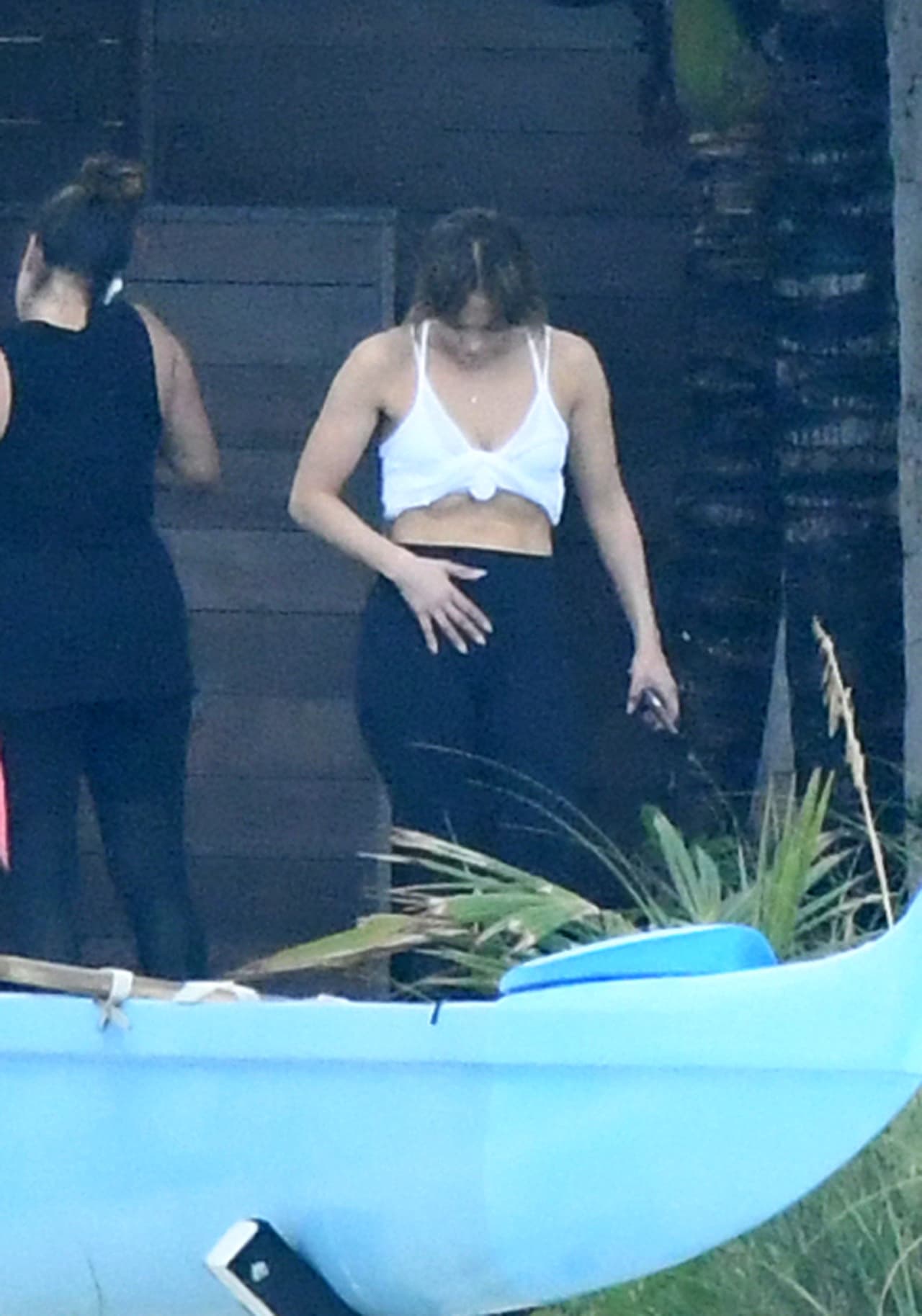 Jennifer Lopez muestra su abdomen mientras trabajaba por segundo día consecutivo mientras estaba de vacaciones con su nuevo novio Alex Rodríguez en Bakers Bay Golf & Ocean Club en las Bahamas.