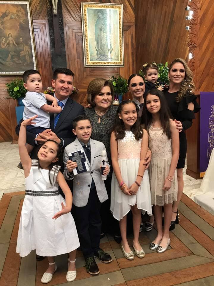El pequeño Diego Joel posó con toda la familia. Aquí Joel y su esposa Gaby, junto con las hijas de Poncho Lizárraga, así como doña Chuyita.