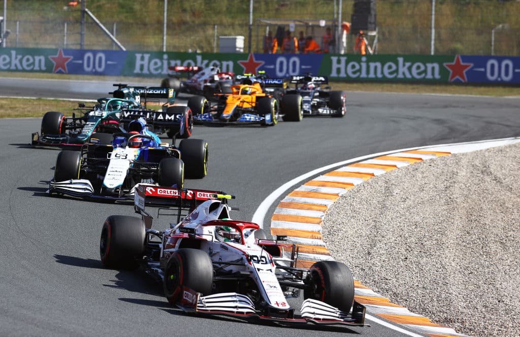 Max Verstappen se lleva el Gran Premio de Holanda y triunfa en su casa ante su público y, además, vuelve a la cima de la Formula 1. El podio fue compartido con Lewis Hamilton y Valtteri Bottas de Mercedes Benz en segunda y tercera posición, respectivamente. El mexicano Sergio Pérez quedó en octava posición.