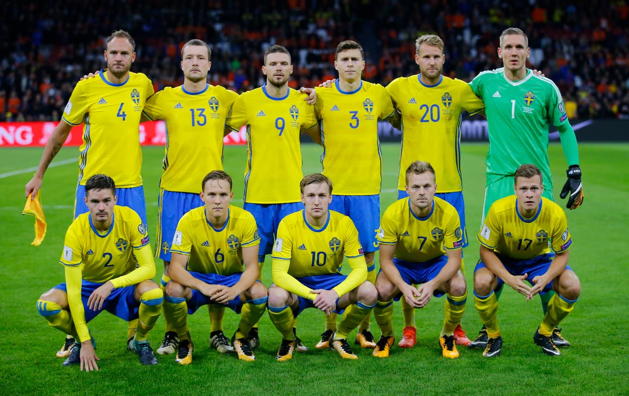 Mientras que el estratega de Suecia, Janne Andersson, mandó a: Olsen; Lustig, Lindelöf, Granqivst, Augustinsson; Claesson, Johansson, Larsson, Forsberg; Toivonen y Berg.