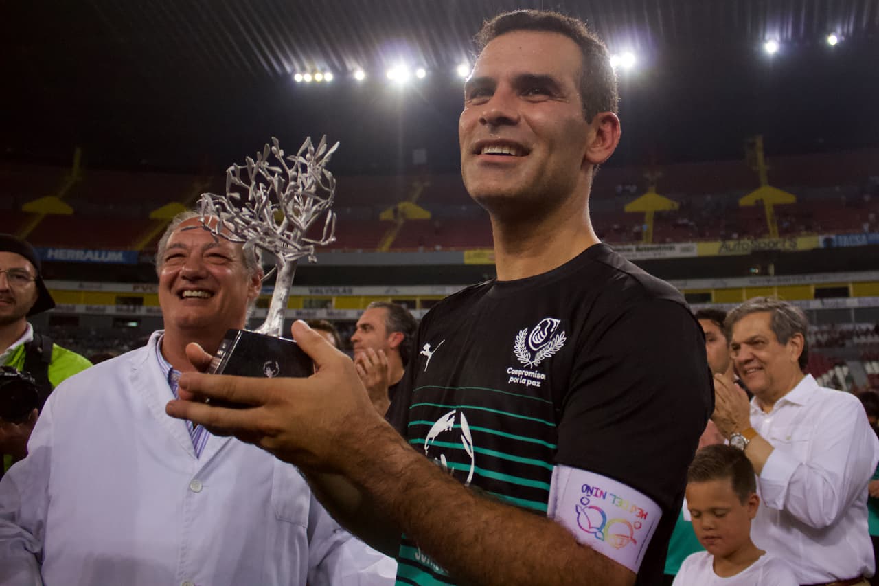 Un trofeo como obsequio final para Rafa Márquez en un emotivo homenaje.