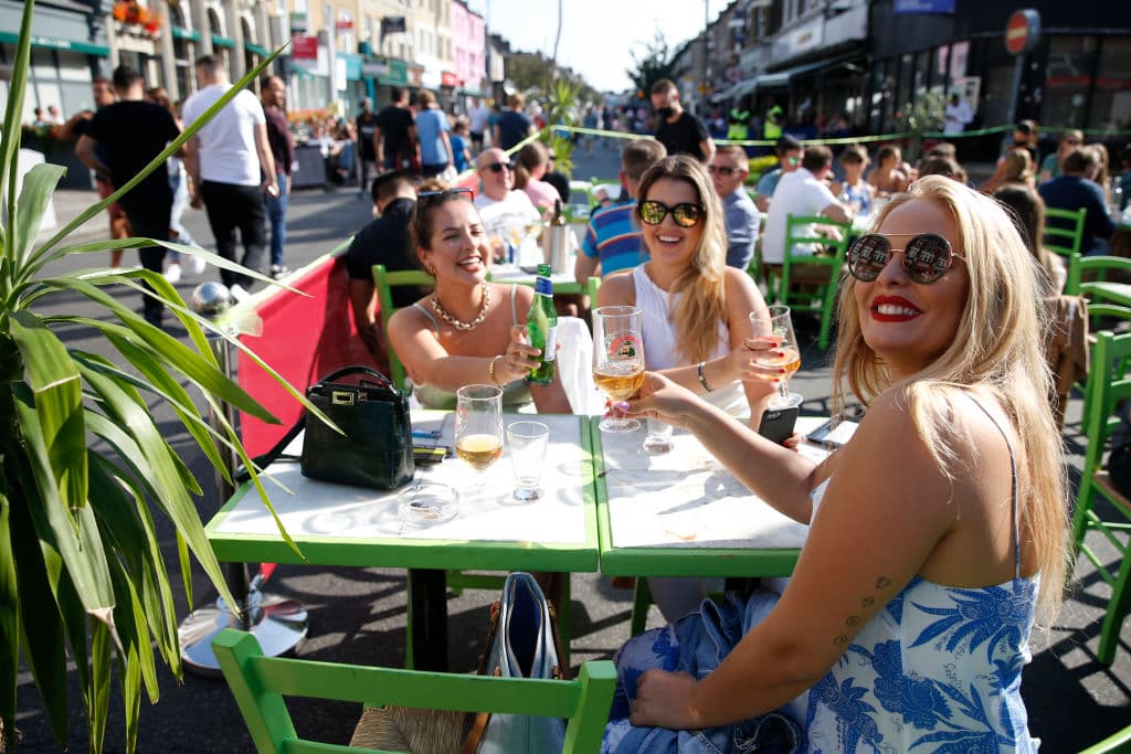 <b>Cenas y reuniones</b> en exterior. 😊 
<b>Vacunados por completo</b> pueden retirarse las mascarillas. 😷 
<b>No vacunados, deben</b> usar mascarilla mientras no estén consumiendo.