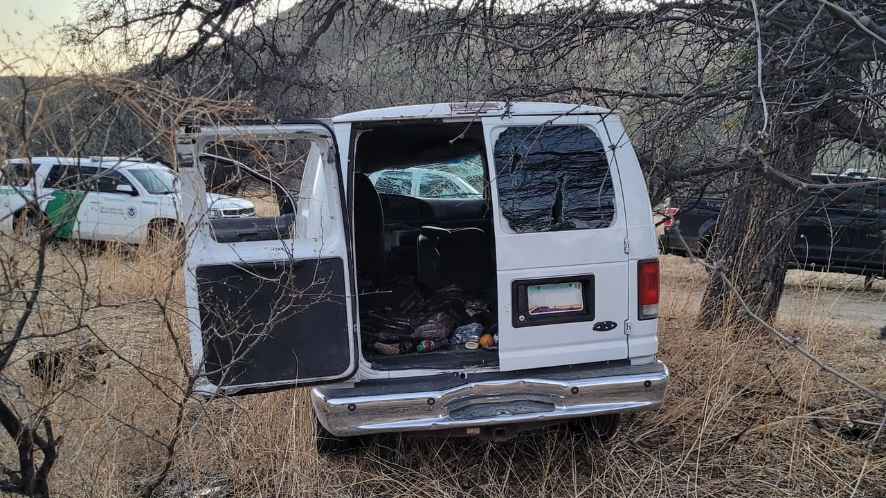 Con el apoyo de la tecnología fronteriza obtuvieron visión de una camioneta sospechosa en las Montañas Patagonia. Cuando los agentes llegaron a la zona, localizaron el vehículo abandonado y dañado. Catorce migrantes fueron detenidos en la zona.