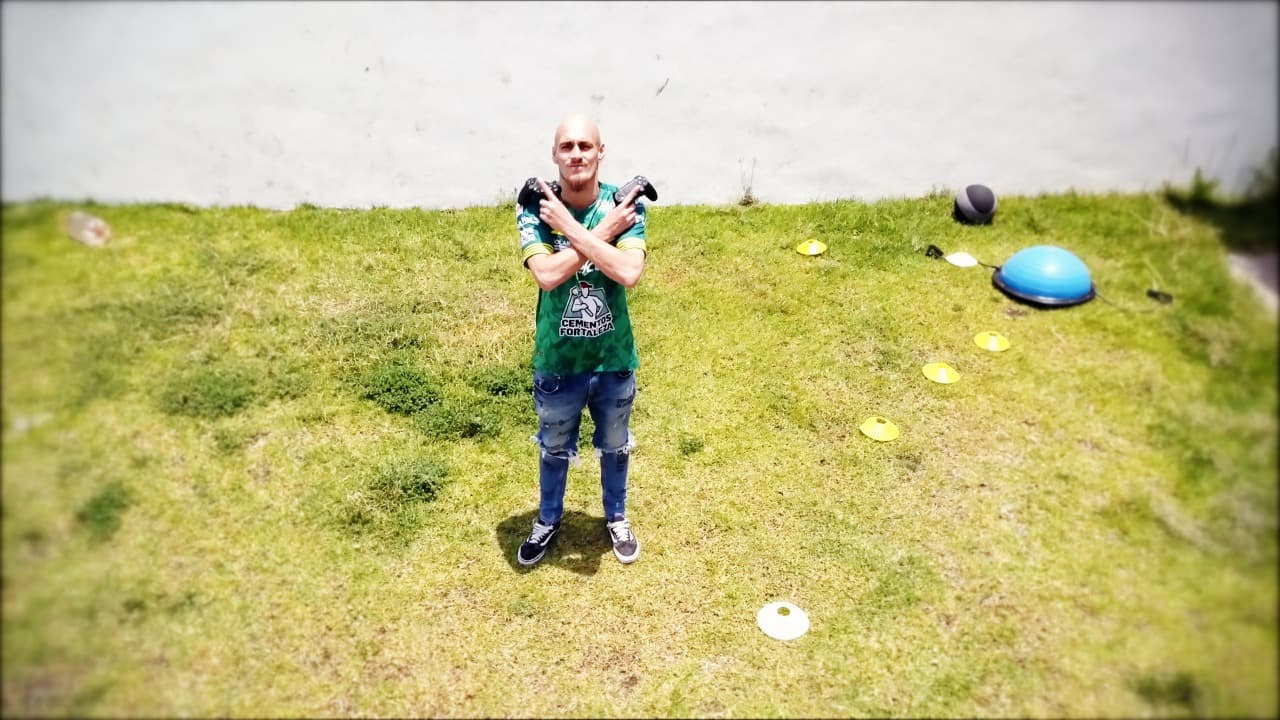 Nico Sosa y Víctor Dávila no sueltan el liderato en la eLiga MX