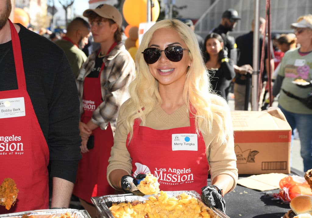 Merry Tungka asiste al Día de Acción de Gracias de celebridades de Los Ángeles Mission en Los Ángeles Mission el 22 de noviembre de 2023 en Los Ángeles, California.