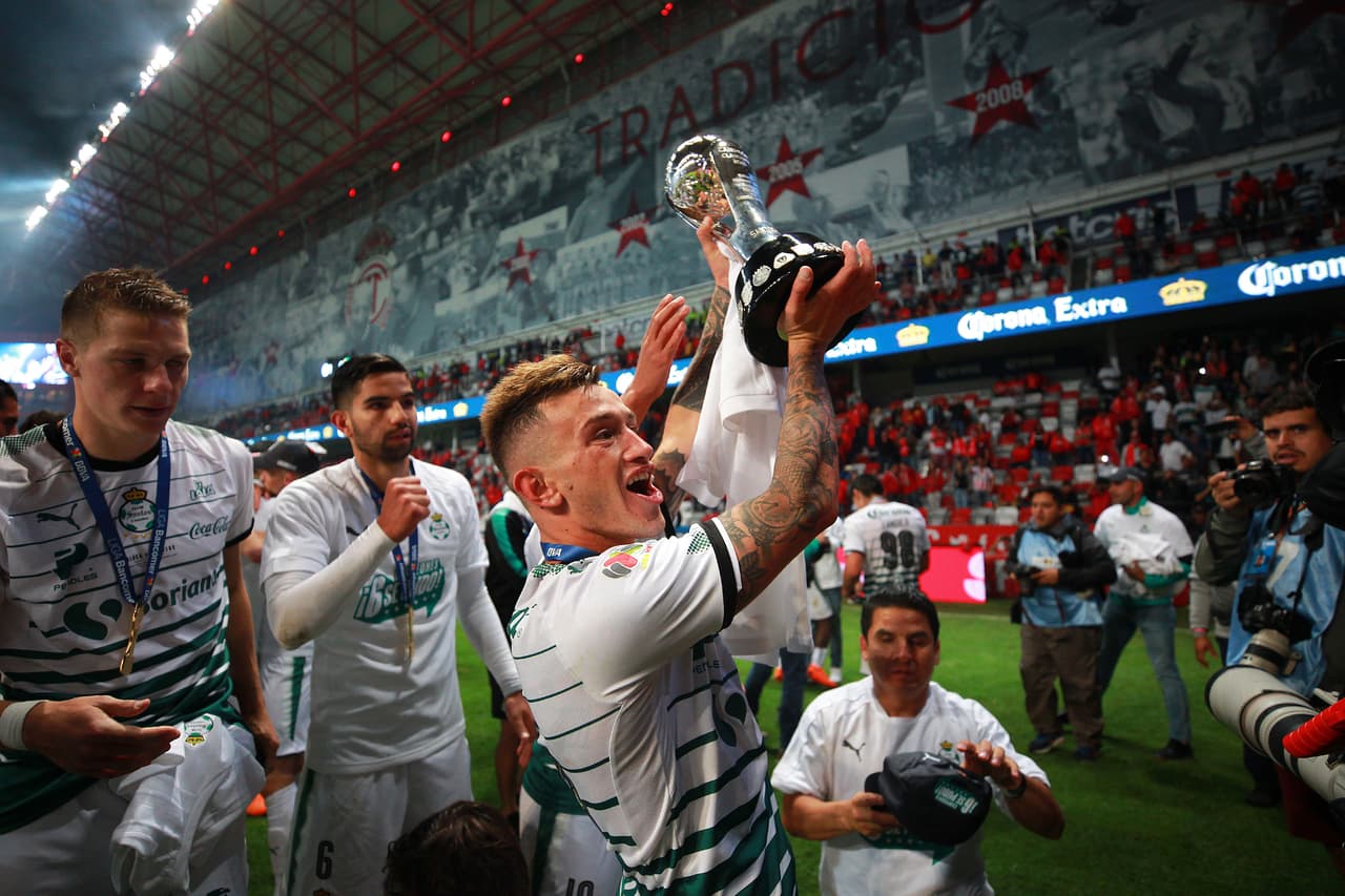 La primera división del fútbol mexicano en la categoría masculina cuenta con 98 ediciones como profesional, desde el 1943. Actualmente se disputan dos torneos al año (Apertura y Clausura) y se entregan dos campeones.