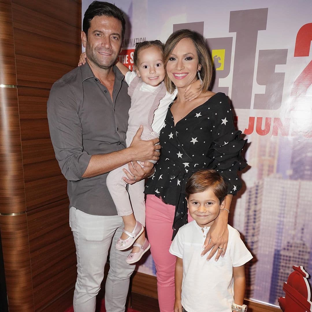 Satcha asistió con su esposo Aaron Butler y sus dos niños, Alana y Bruce.