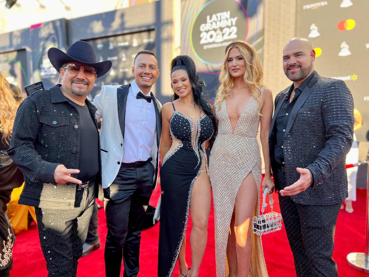 Sus colegas de la radio en Los Ángeles, 
<b>Luis Sandoval</b> y 
<b>Hyacinth</b> de 
<b>Buena Vibra</b>.