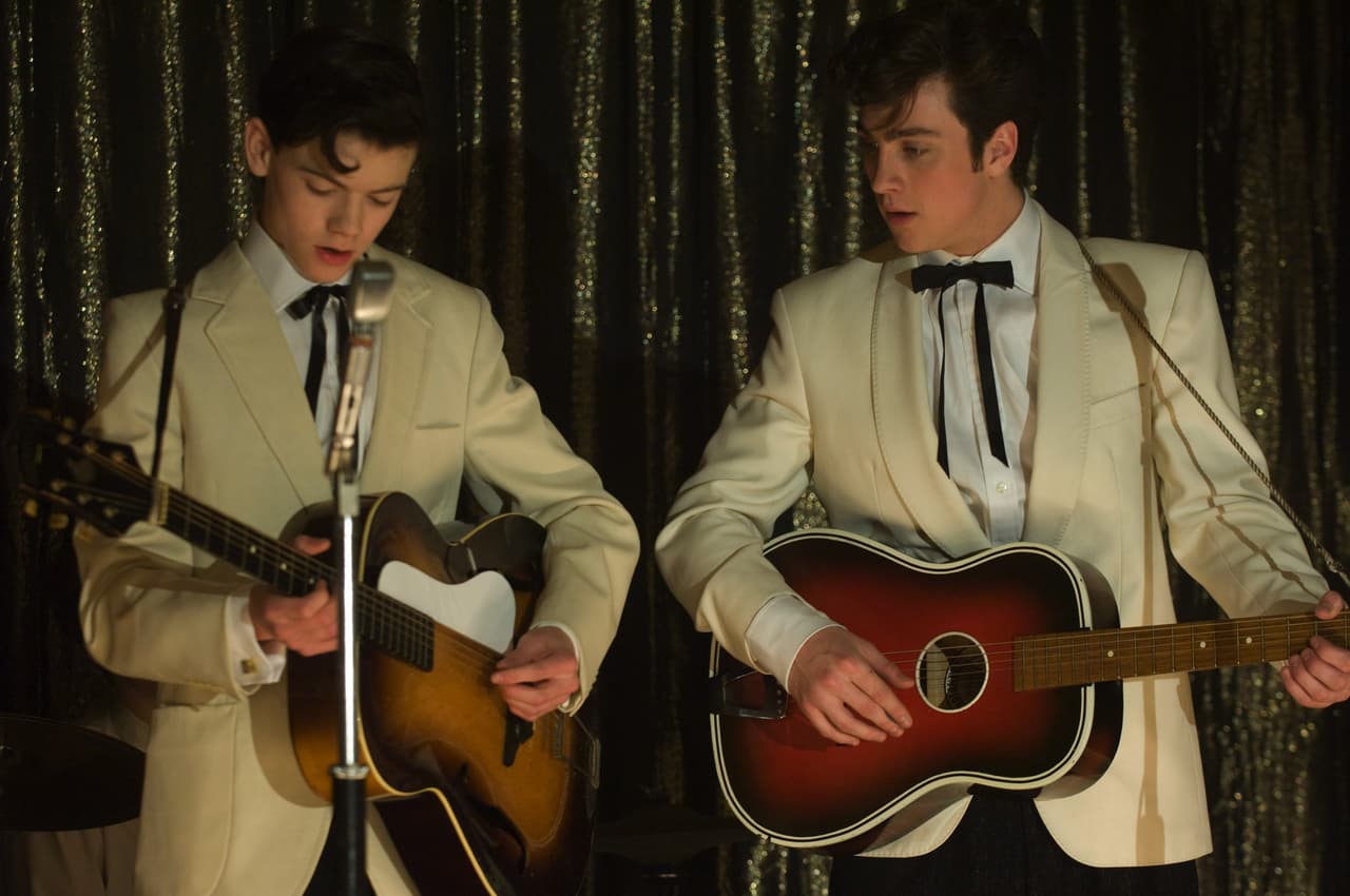 Thomas Brodie-Sangster y Aaron Taylor-Johnson como unos adolescentes John Lennon y Paul McCartney.