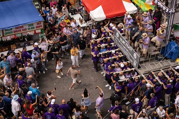 Un total de 112 hombres llevan sobre sus hombros la pesada estructura.