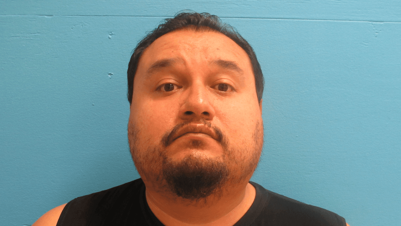 Arrestan a maestro sospechoso de enviar mensajes inapropiados a una alumna