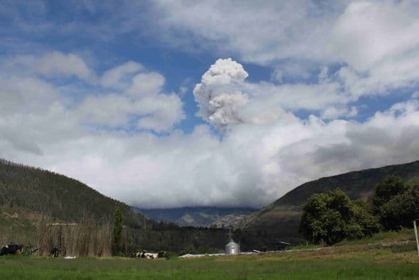 En ese entonces el volcán dañó el oleoducto transecuatoriano y destruyó varios tramos de la carretera a Lago Agrio.