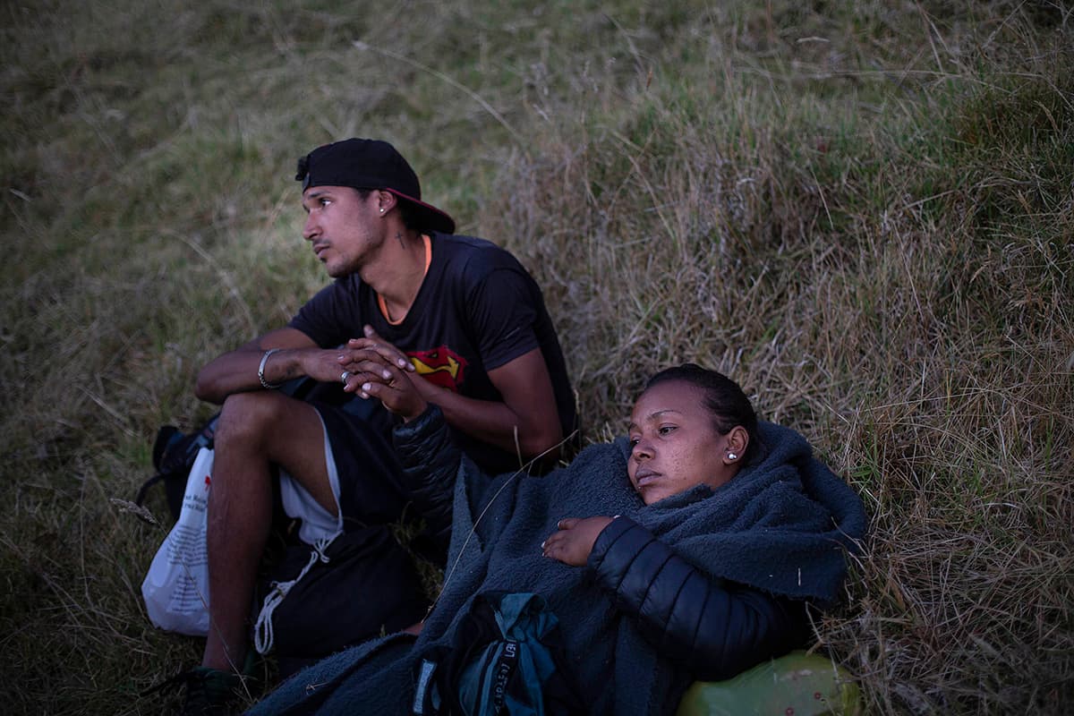 Durante el camino hay momentos de descanso, dejan caer sus bultos y se sientan como si estuvieran en un día en el campo y recuerdan la Venezuela que dejaron atrás, a veces ríen, pero al poco tiempo las risas se esfuman y contemplan el panorama con un semblante serio y preocupado.