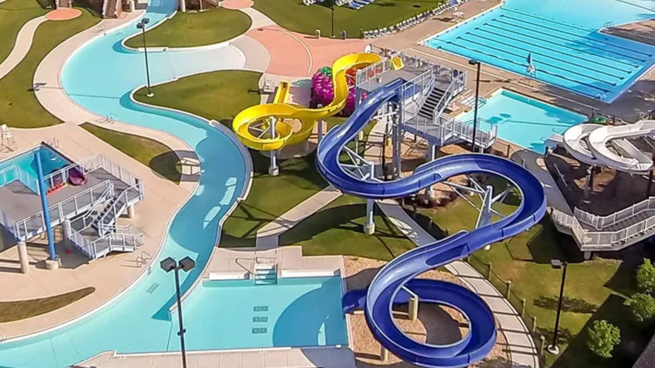 <h3 class="cms-H3-H3"><b>Bartlett Aquatic Center</b></h3>
<br>Este parque inicia operaciones este sábado, en el fin de semana del Memorial Day. Desde toboganes hasta una playa con arena y una tirolesa son algunas de las atracciones que te esperan. Más información, en 
<a href="https://bartlettparks.org/bartlett-aquatic-center/" target="_blank">la página del parque acuático</a>. 
<br> 
<br> 
<b>¿Dónde?</b>
<br>
<b> </b>Bartlett Aquatic Center 620 W. Stearns Rd. (Bartlett, IL 60103)
<br> 
<br> 
<b>¿Costo? </b>
<br>Las entradas tienen un costo de 13 a 17 dólares, con tarifas especiales para residentes de Bartlett, adultos mayores y horario vespertino.