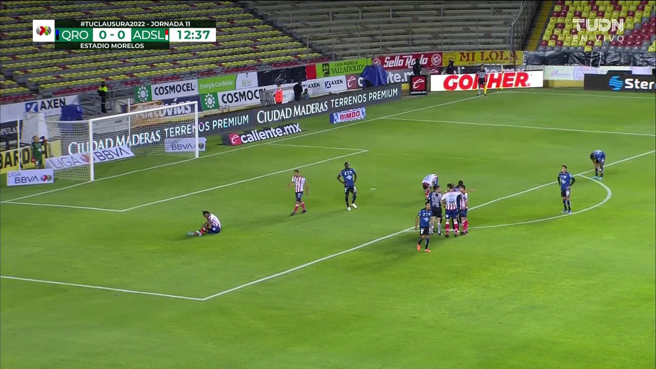 ¡CERCA! Leonardo Sequeira disparó que se estrella en el poste.