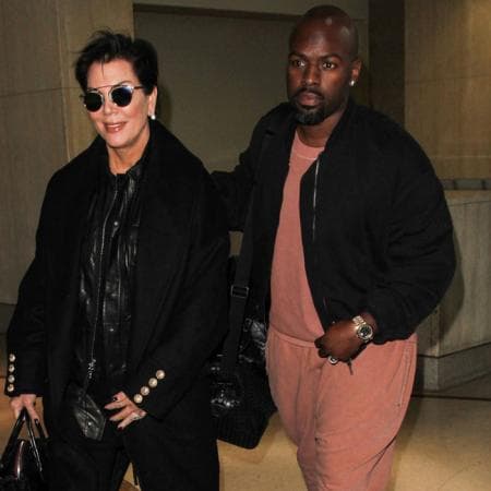 Su mamá y líder del clan Kardashian Jenner, Kris Jenner, enfrentó dos divorcios antes de su actual relación con el productor Corey Gamble, 25 años menor que ella y con quien se rumoró el año pasado una ruptura que no fue confirmada.