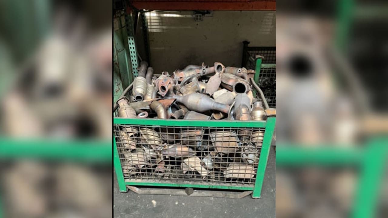 Más de 1,000 convertidores catalíticos fueron recuperados por las autoridades durante esta operación.
<br>