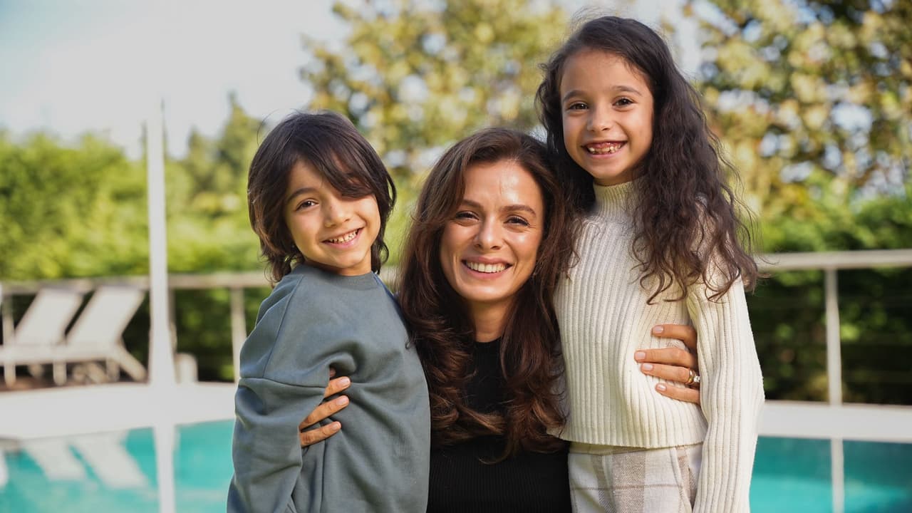 Karsu junto a dos de sus dos hijos