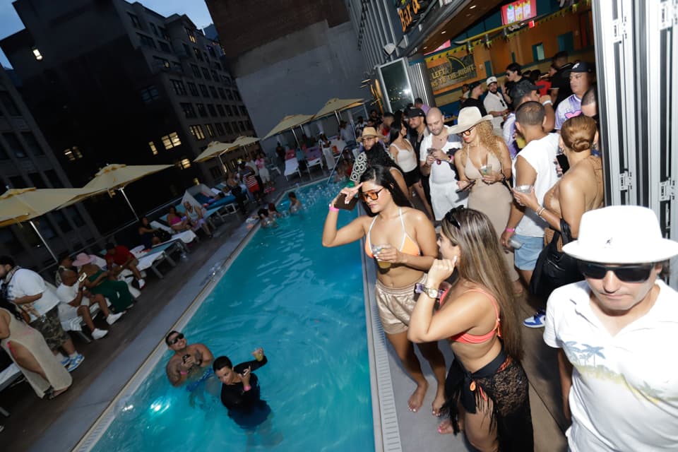 Porque cuando te la pasas con La X, las buenas vibras son garantizadas.