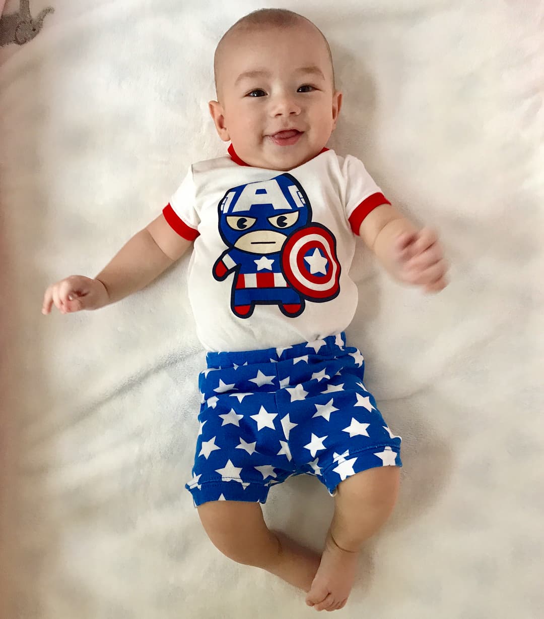 Así se veía Liam en sus primeros meses de nacido. En esta ocasión su papá quiso que fuera un mini Capitán América.