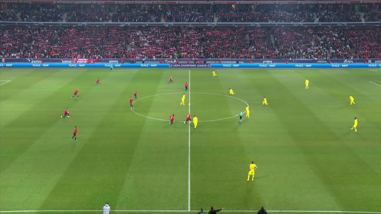 Arranca el partido y la pelota está en juego.