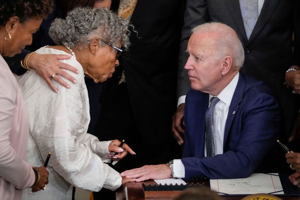 El presidente Joe Biden saluda a la exprofesora y activista Opal Lee el día en que firmó la ley que convirtió a Juneteenth en un feriado federal, el 17 de junio de 2021.