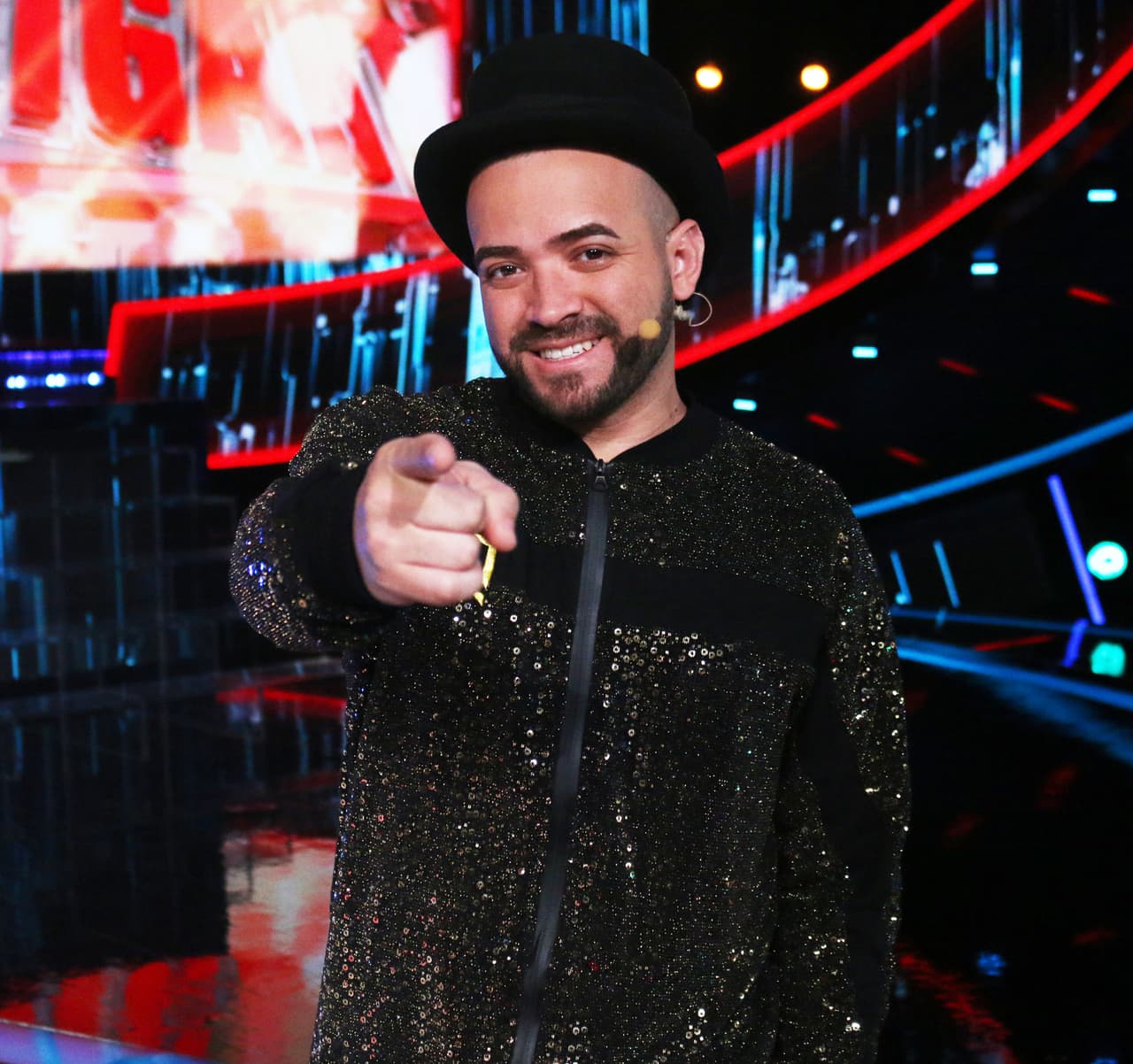 Con otro sombrero de copa lo vimos en el segundo show. Esta vez optó por un 'track suit'. Este atuendo, de hecho, se lo obsequió un diseñador peruano. El 'track suit' es negro con vestigios dorados, en terciopelo y con la de N de Nacho bordada en dorado.