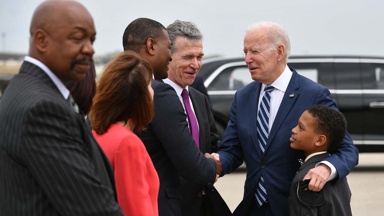 Biden habla de la "renovación económica" en visita a NC: fabricar en el país y una cadena de suministro "aquí en casa"
