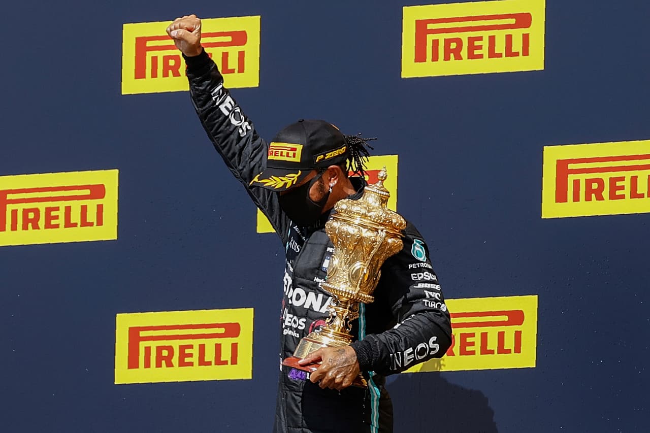 Lewis Hamilton consiguió el primer sitio en el Circuito de Silverstone. Verstappen y Leclerc completaron el podio. Ricciardo y Norris llegaron en cuarto y quito, respectivamente. Stroll, compañero de Checo Pérez, terminó en el noveno puesto. El próximo fin de semana se correrá la carrera del septuagésimo aniversario.