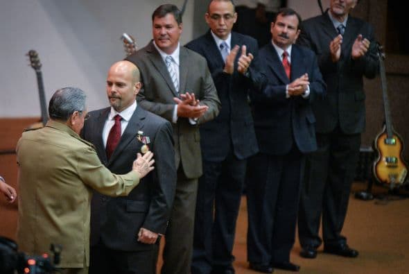 Washington también puso en libertad a los cinco espías cubanos, que fueron recibidos como héroes en la isla.