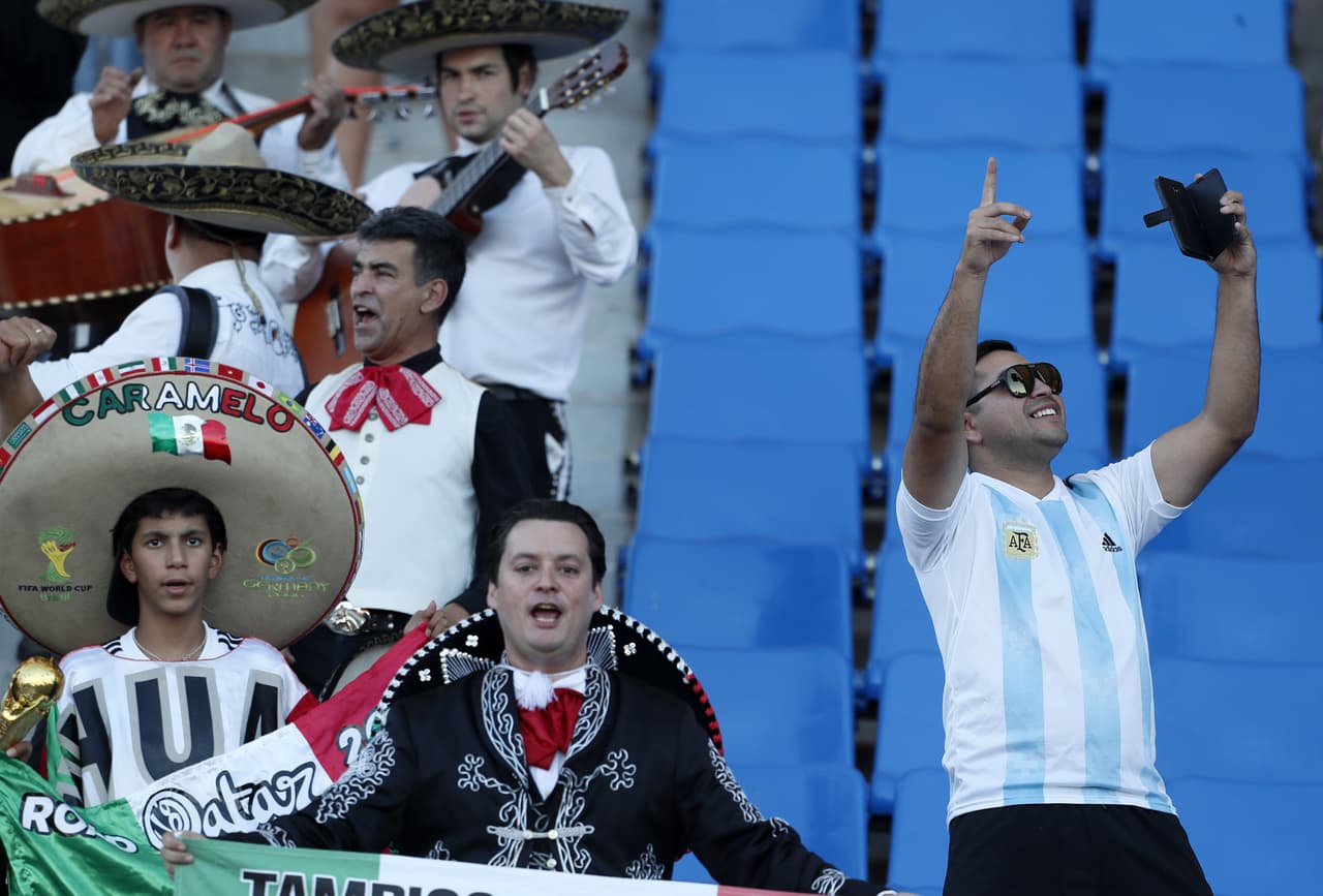 Los mexicanos y argentinos armaron su propia fiesta en el estadio Malvinas en Mendoza, con todo el colorido del segundo amistoso entre ambas selecciones en esta fecha FIFA.