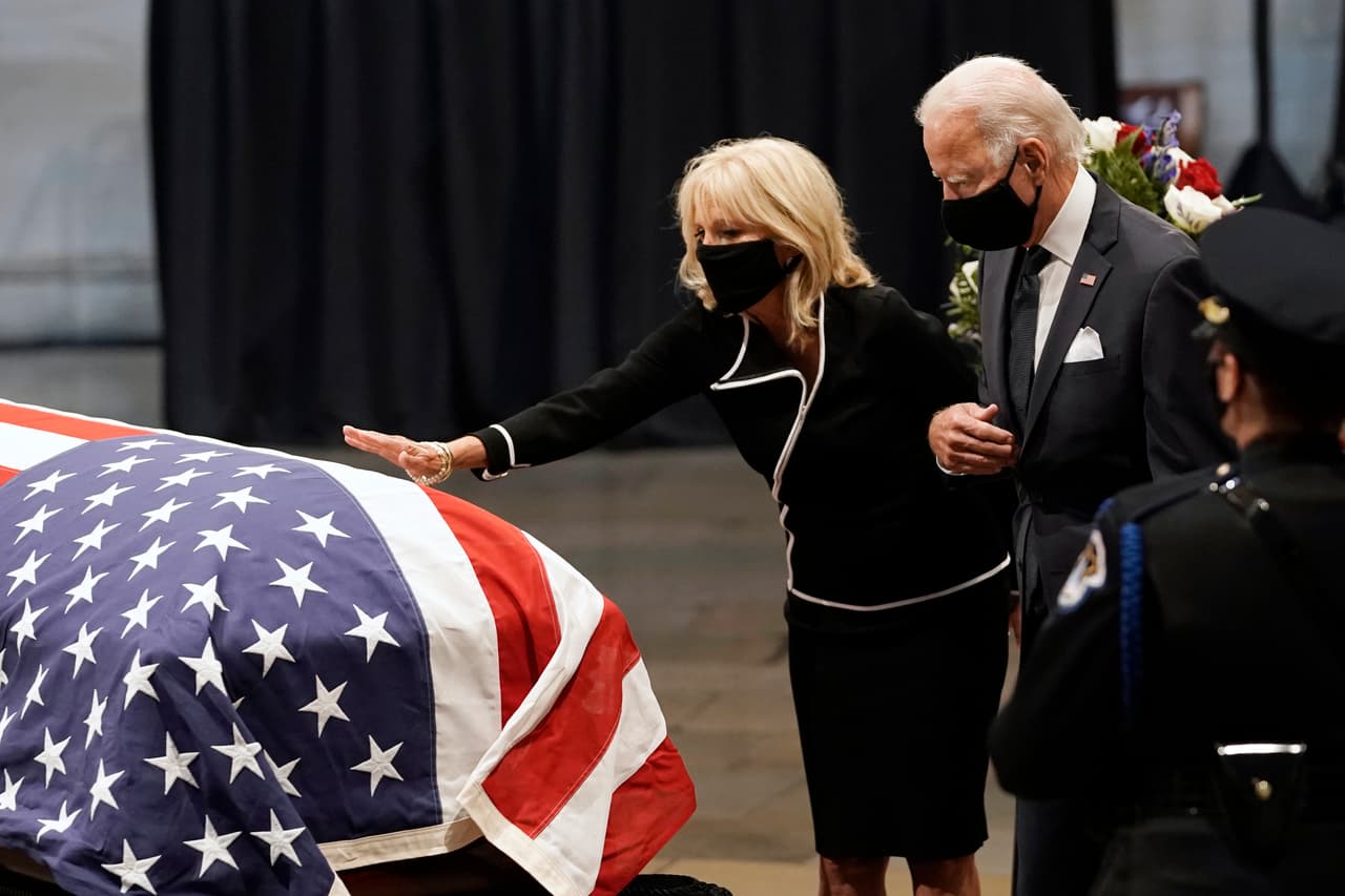 Biden estuvo acompañado de su esposa
<a href="https://www.univision.com/temas/jill-biden">Jill</a> el lunes en la tarde. Lewis murió de cáncer de páncreas el 17 de julio, a los 80 años.