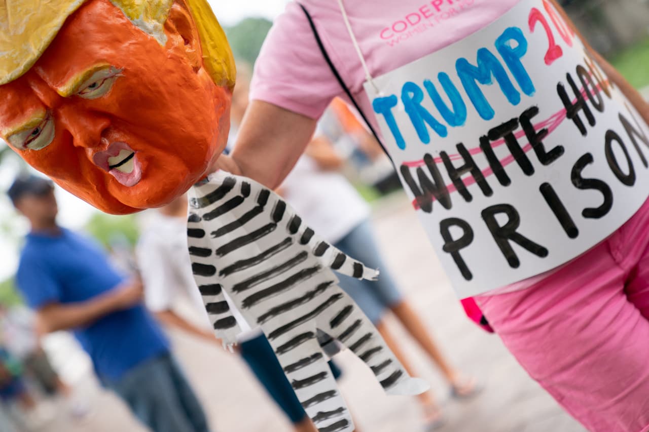 Una sentencia condenatoria en este, o en cualquier otro caso, no evitaría que Trump compitiera por la Casa Blanca o que gane la presidencia, aunque como mandatario, Trump en teoría podría designar a un secretario de Justicia que desestime los cargos o incluso otorgarse a sí mismo un indulto.