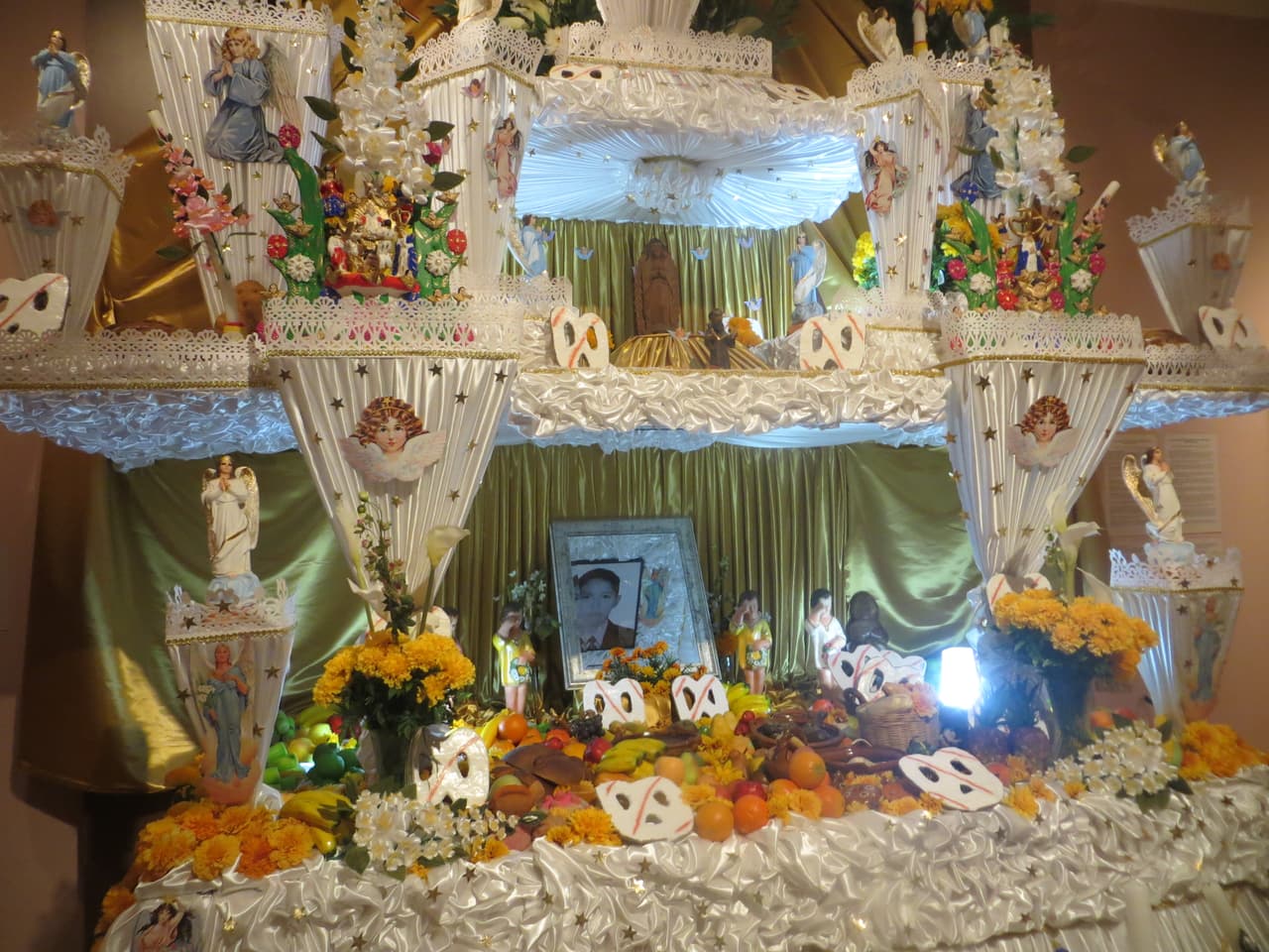 La exhibición fue creada por más de 90 artistas de ascendencia mexicana de ambos lados de la frontera.