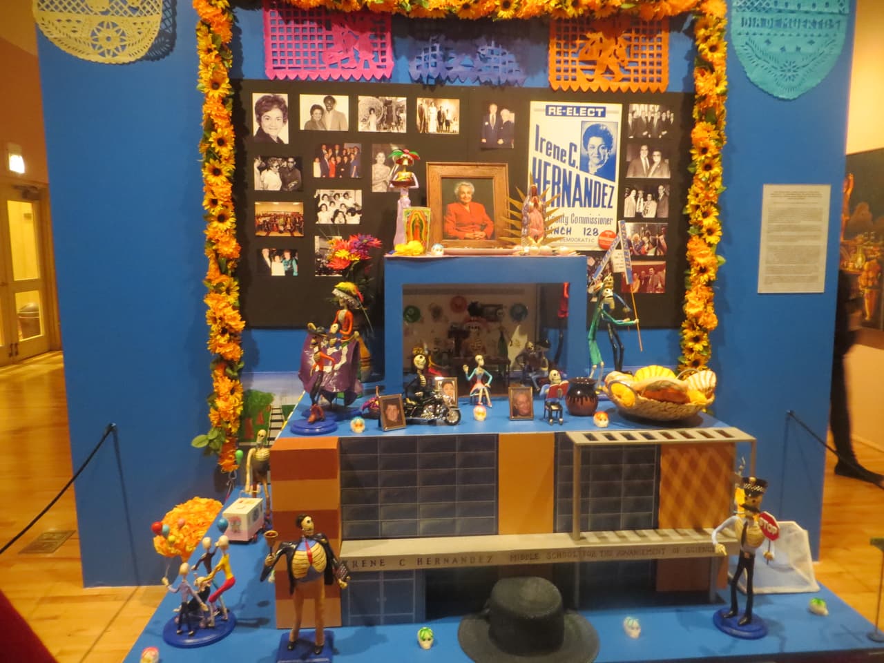 También hay altares tradicionales dedicados a otros importantes representantes de la cultura, el arte y la vida política del país.