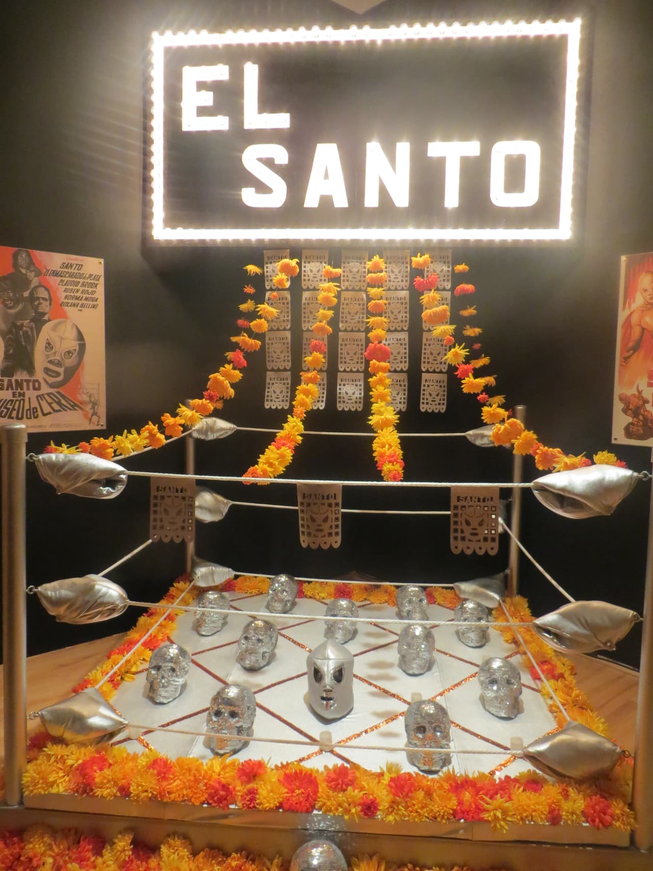 Entre los representantes culturales hay un altar a "El Santo".