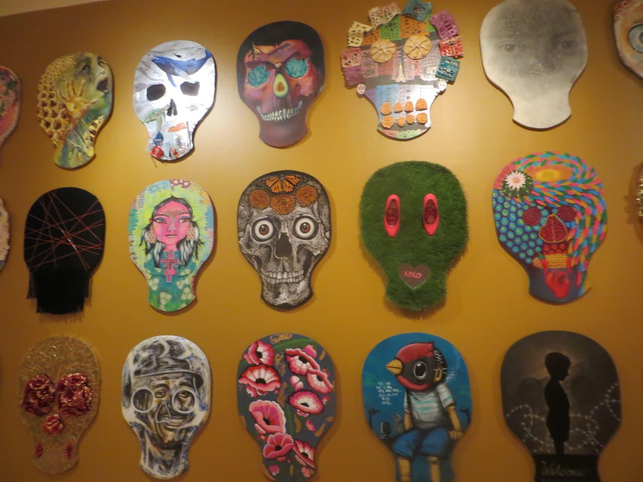 También hay una muestra de pintura de caras inspiradas en el Día de Muertos.