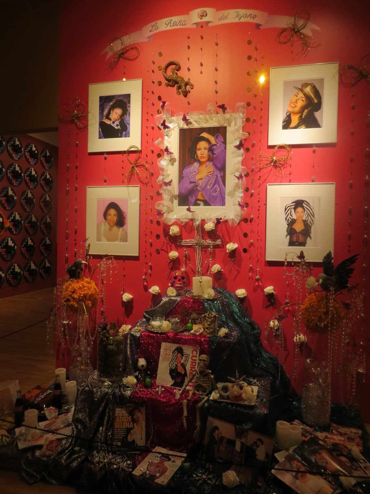 También hay un altar a Selena, la reina del Tex Mex que hace unos meses celebró el 20 aniversario de su muerte.